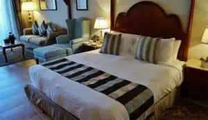 Prevent bed bugs in a hotel room (1)